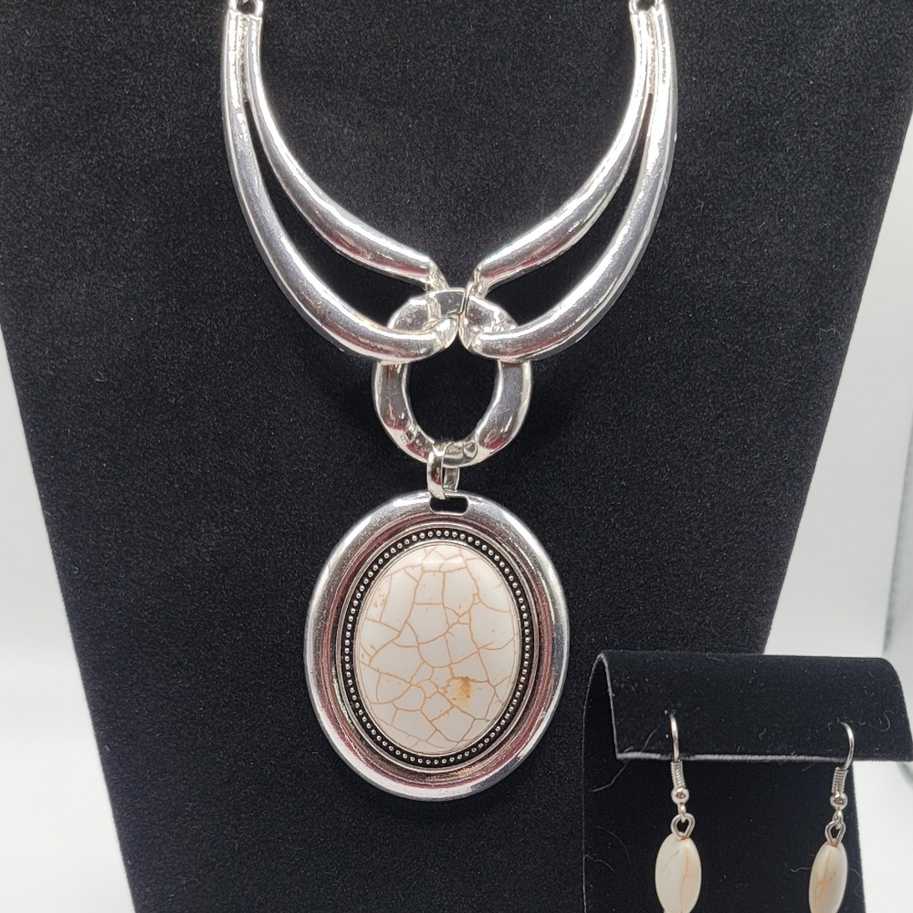 Eye catching jewelry set